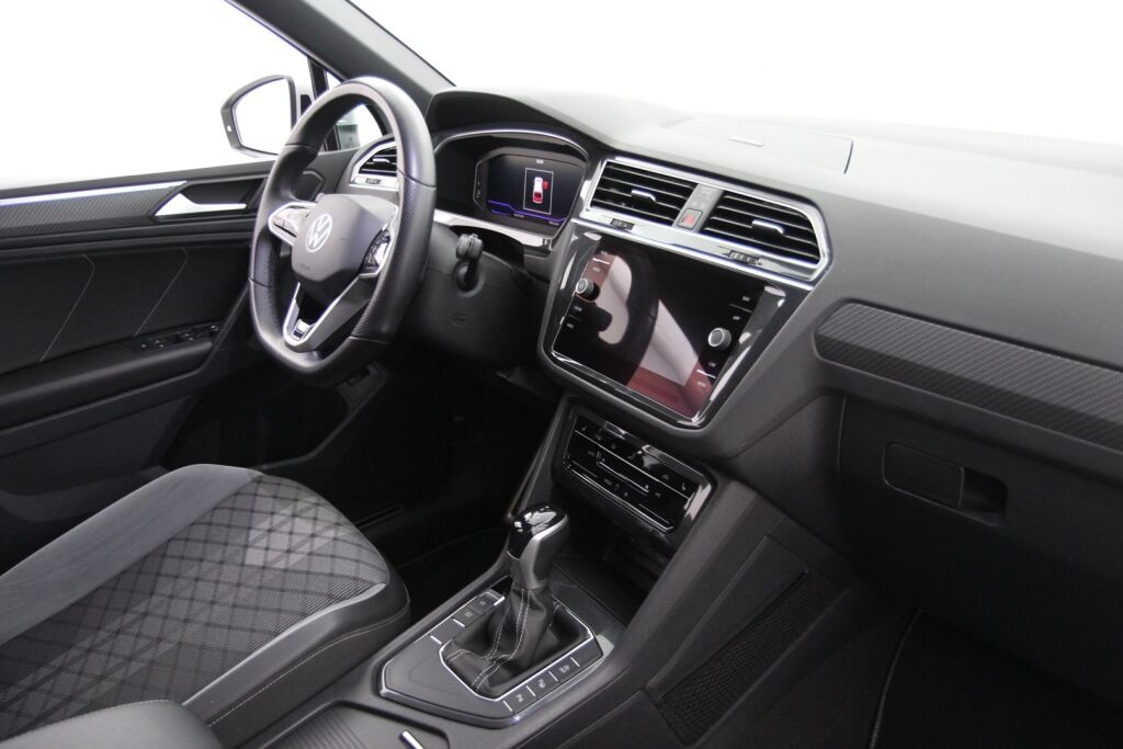 Volkswagen Tiguan 2021 R-Line 1,5 TSI 110 kW DSG-automaatti / ACC / Webasto /  Tutkat / Huoltokirja /