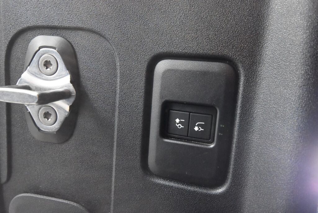 Land Rover Defender 2023 110 P400e Plug-in Hybrid X-Dynamic SE 23MY / Meridian / 360 Kamera / 22" / Matrix Led / Webasto / Driver assist / Koukku