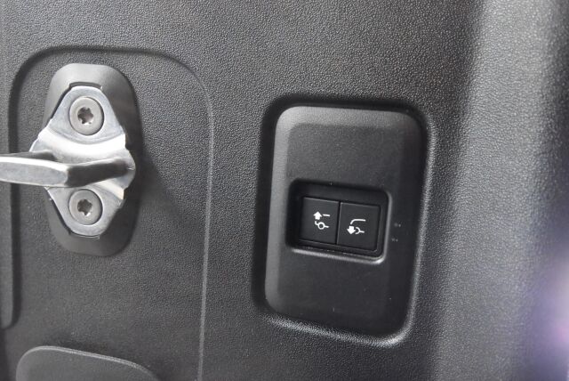 Land Rover Defender 2023 110 P400e Plug-in Hybrid X-Dynamic SE 23MY / Meridian / 360 Kamera / 22" / Matrix Led / Webasto / Driver assist / Koukku