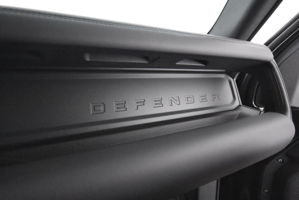 Land Rover Defender 2023 110 P400e Plug-in Hybrid X-Dynamic SE 23MY / Meridian / 360 Kamera / 22" / Matrix Led / Webasto / Driver assist / Koukku