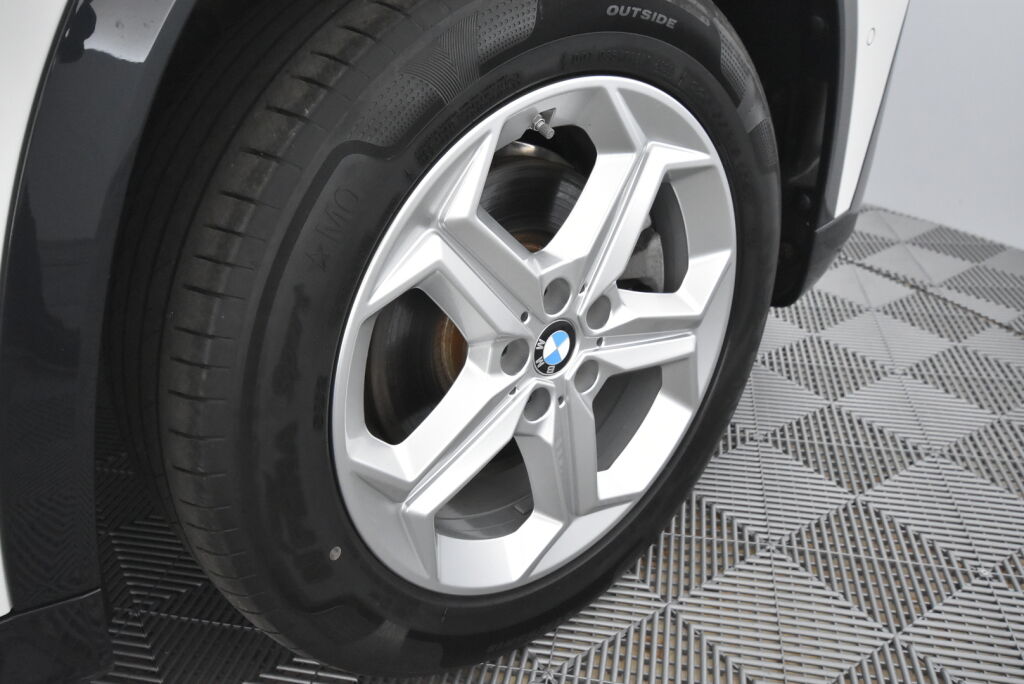 BMW X1 2023 U11 25e xDrive Charged Edition xLine / Vetokoukku / Comfort Access / HarmanKardon / LED / Kamera