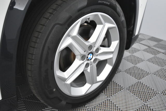 BMW X1 2023 U11 25e xDrive Charged Edition xLine / Vetokoukku / Comfort Access / HarmanKardon / LED / Kamera