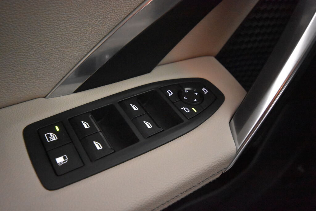BMW X1 2023 U11 25e xDrive Charged Edition xLine / Vetokoukku / Comfort Access / HarmanKardon / LED / Kamera