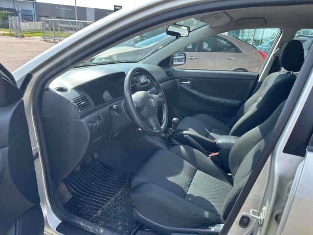 Toyota Corolla 2006 1,6 VVT-i Linea Terra 5ov Hatchback Business / Merkkihuoltokirja / Lohkolämmitin ja sisätilanpistoke
