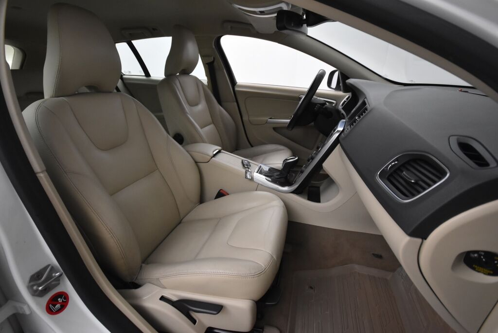 Volvo V60 2014 D4 AWD Business Edition Summum aut / Vetokoukku / Webasto / VOC / Kuljettajan istuin muistilla / Uusi tuulilasi