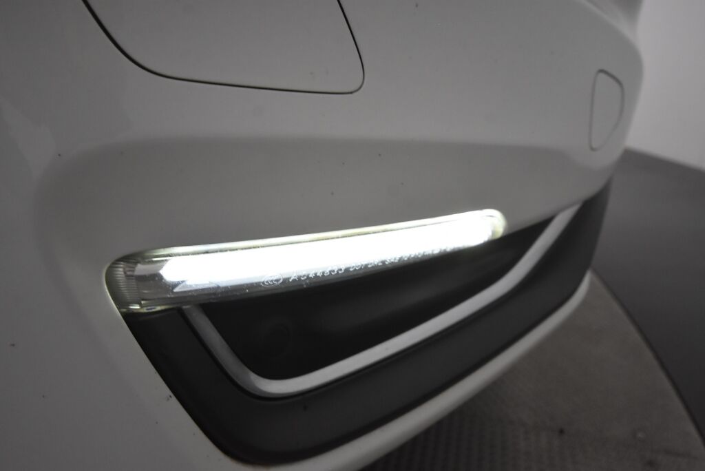 Volvo V60 2014 D4 AWD Business Edition Summum aut / Vetokoukku / Webasto / VOC / Kuljettajan istuin muistilla / Uusi tuulilasi