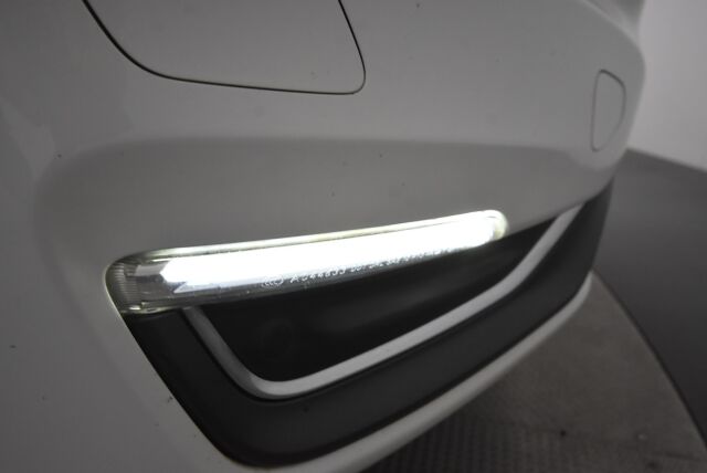 Volvo V60 2014 D4 AWD Business Edition Summum aut / Vetokoukku / Webasto / VOC / Kuljettajan istuin muistilla / Uusi tuulilasi