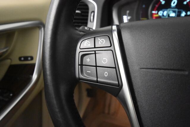 Volvo V60 2014 D4 AWD Business Edition Summum aut / Vetokoukku / Webasto / VOC / Kuljettajan istuin muistilla / Uusi tuulilasi