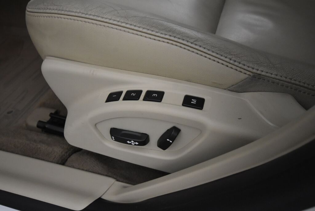Volvo V60 2014 D4 AWD Business Edition Summum aut / Vetokoukku / Webasto / VOC / Kuljettajan istuin muistilla / Uusi tuulilasi