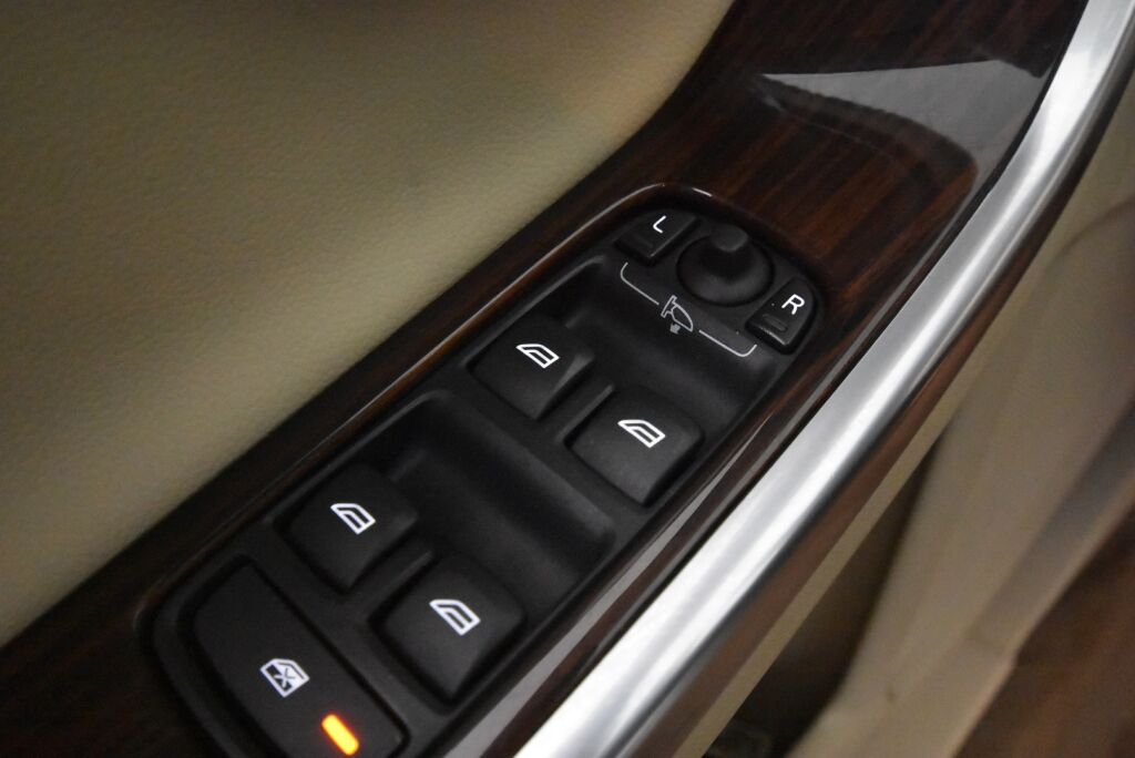 Volvo V60 2014 D4 AWD Business Edition Summum aut / Vetokoukku / Webasto / VOC / Kuljettajan istuin muistilla / Uusi tuulilasi