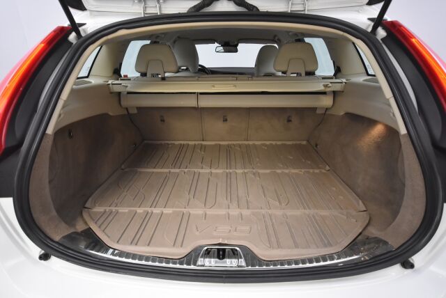 Volvo V60 2014 D4 AWD Business Edition Summum aut / Vetokoukku / Webasto / VOC / Kuljettajan istuin muistilla / Uusi tuulilasi