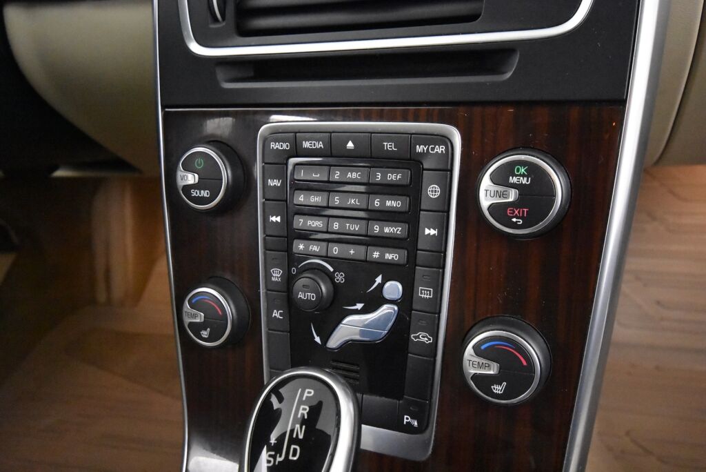 Volvo V60 2014 D4 AWD Business Edition Summum aut / Vetokoukku / Webasto / VOC / Kuljettajan istuin muistilla / Uusi tuulilasi