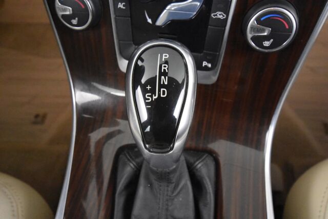 Volvo V60 2014 D4 AWD Business Edition Summum aut / Vetokoukku / Webasto / VOC / Kuljettajan istuin muistilla / Uusi tuulilasi
