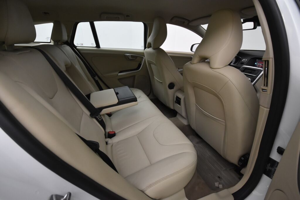 Volvo V60 2014 D4 AWD Business Edition Summum aut / Vetokoukku / Webasto / VOC / Kuljettajan istuin muistilla / Uusi tuulilasi