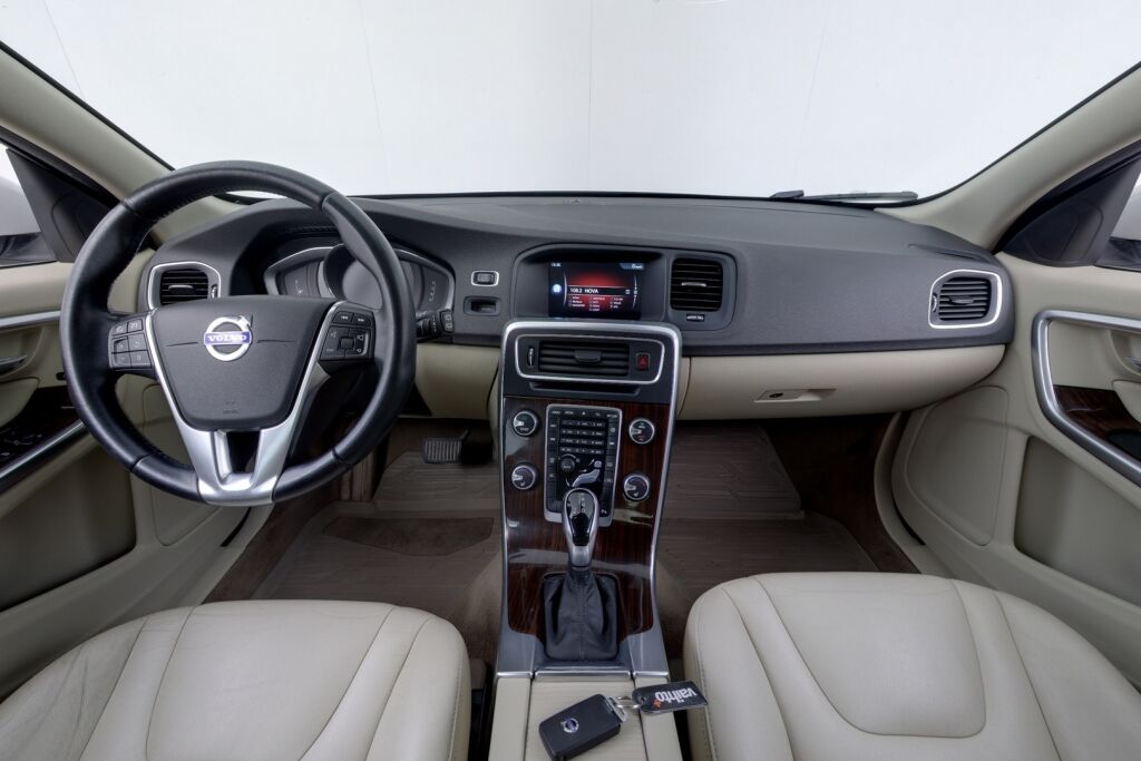 Volvo V60 2014 D4 AWD Business Edition Summum aut / Vetokoukku / Webasto / VOC / Kuljettajan istuin muistilla / Uusi tuulilasi