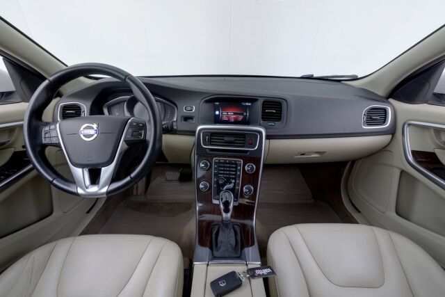 Volvo V60 2014 D4 AWD Business Edition Summum aut / Vetokoukku / Webasto / VOC / Kuljettajan istuin muistilla / Uusi tuulilasi