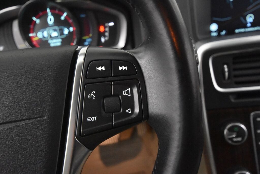 Volvo V60 2014 D4 AWD Business Edition Summum aut / Vetokoukku / Webasto / VOC / Kuljettajan istuin muistilla / Uusi tuulilasi