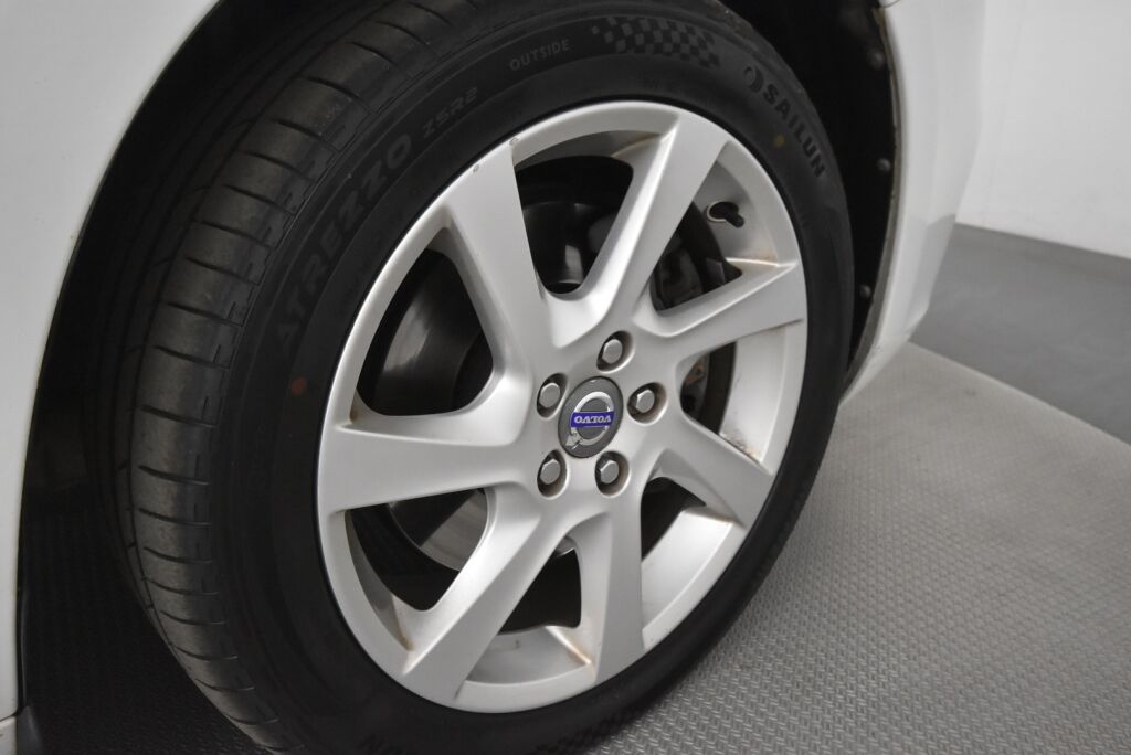 Volvo V60 2014 D4 AWD Business Edition Summum aut / Vetokoukku / Webasto / VOC / Kuljettajan istuin muistilla / Uusi tuulilasi