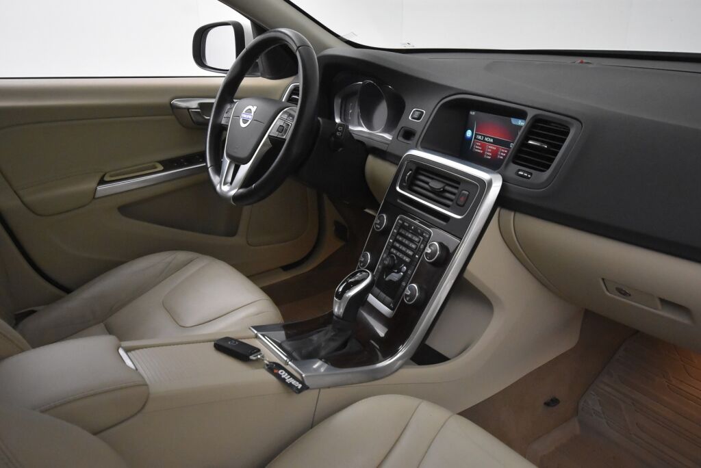 Volvo V60 2014 D4 AWD Business Edition Summum aut / Vetokoukku / Webasto / VOC / Kuljettajan istuin muistilla / Uusi tuulilasi