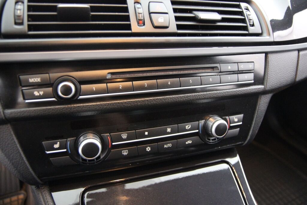 BMW 520 2011 TwinPower Turbo A F11 Touring / Koukku / Sähkökontti / Lohkolämmitin / Tutkat