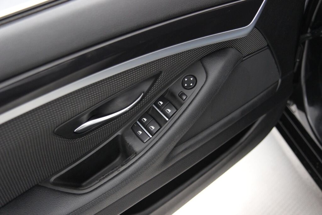 BMW 520 2011 TwinPower Turbo A F11 Touring / Koukku / Sähkökontti / Lohkolämmitin / Tutkat