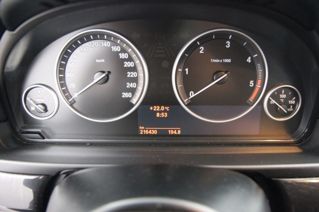 BMW 520 2011 TwinPower Turbo A F11 Touring / Koukku / Sähkökontti / Lohkolämmitin / Tutkat