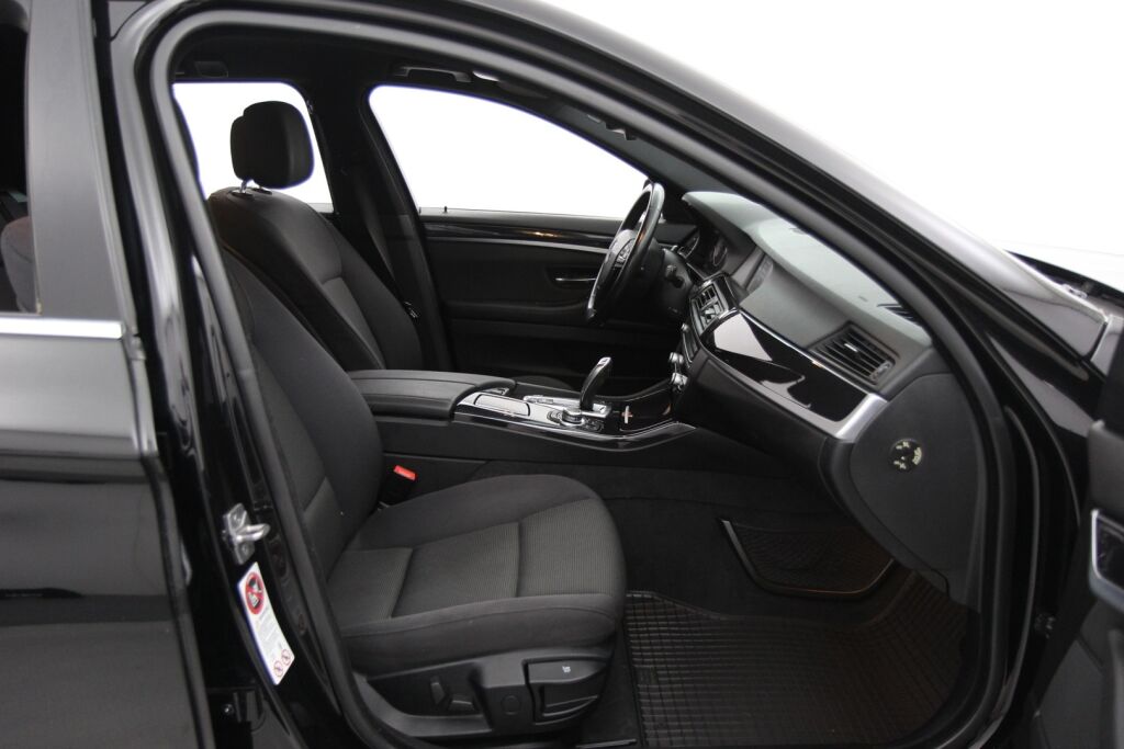 BMW 520 2011 TwinPower Turbo A F11 Touring / Koukku / Sähkökontti / Lohkolämmitin / Tutkat