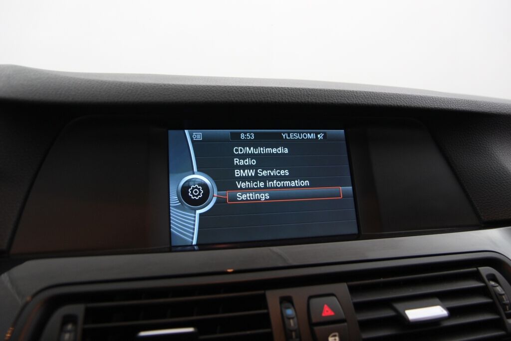 BMW 520 2011 TwinPower Turbo A F11 Touring / Koukku / Sähkökontti / Lohkolämmitin / Tutkat