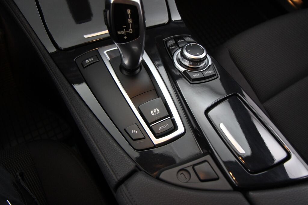 BMW 520 2011 TwinPower Turbo A F11 Touring / Koukku / Sähkökontti / Lohkolämmitin / Tutkat