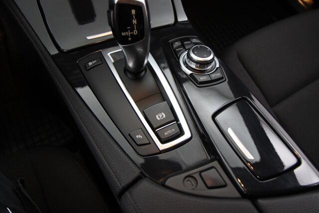 BMW 520 2011 TwinPower Turbo A F11 Touring / Koukku / Sähkökontti / Lohkolämmitin / Tutkat