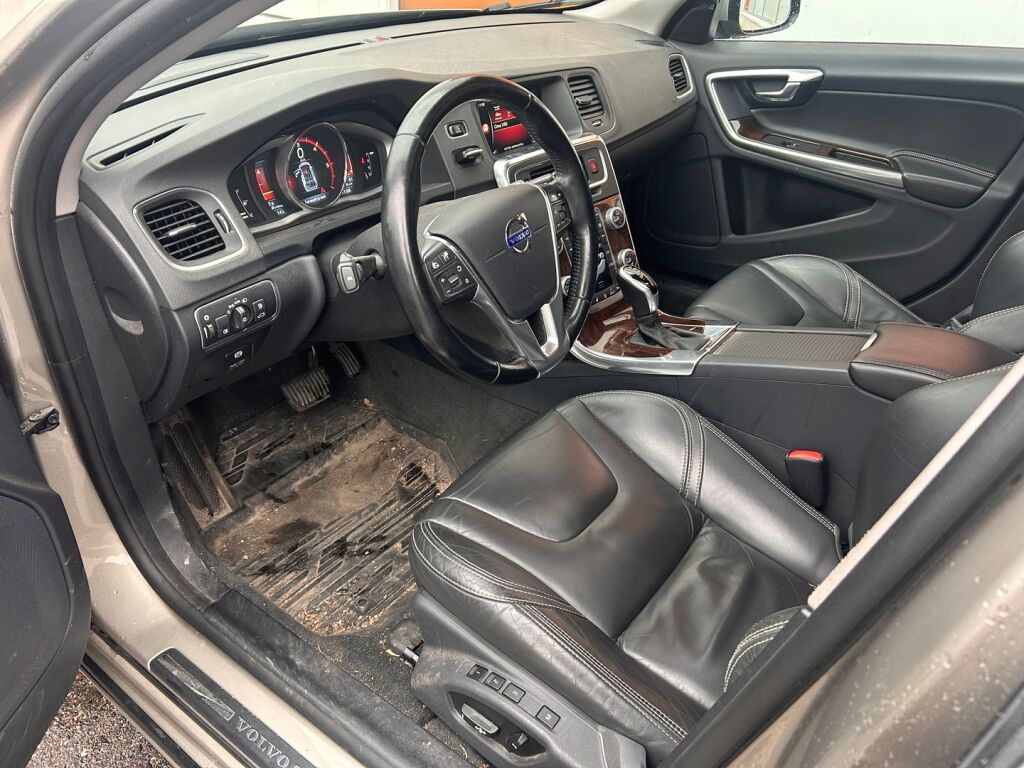 Volvo V60 2014 D4 AWD Summum aut / ACC / BLIS / Panorama / Webasto / Vetokoukku