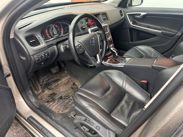 Volvo V60 2014 D4 AWD Summum aut / ACC / BLIS / Panorama / Webasto / Vetokoukku