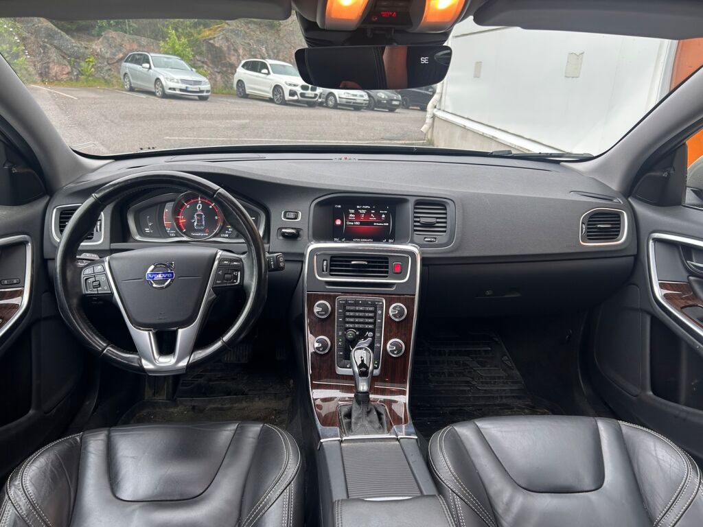 Volvo V60 2014 D4 AWD Summum aut / ACC / BLIS / Panorama / Webasto / Vetokoukku