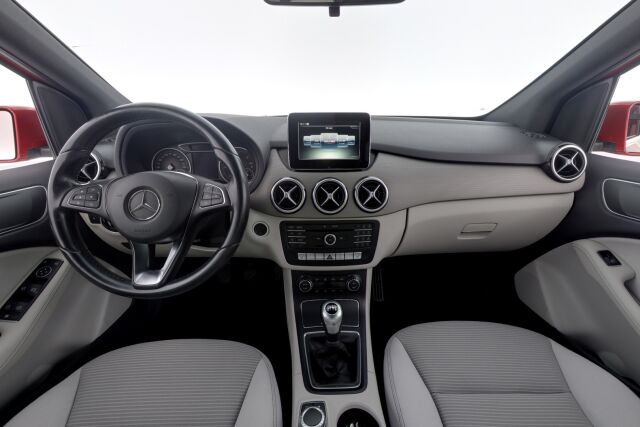 Mercedes-Benz B 2015 180 CDI Premium Business / 1.Omisteinen Suomi-auto / Lohkolämmitin + sisäpistoke / Peruutuskamera