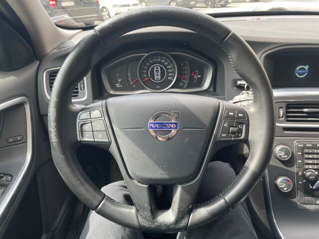 Volvo V60 2016 T3 Kinetic / Vetokoukku / Tutkat / Navigointi / Merkkihuollot