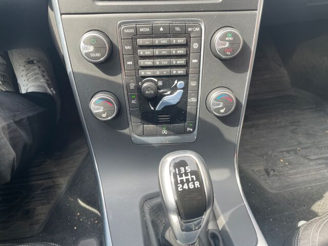 Volvo V60 2016 T3 Kinetic / Vetokoukku / Tutkat / Navigointi / Merkkihuollot
