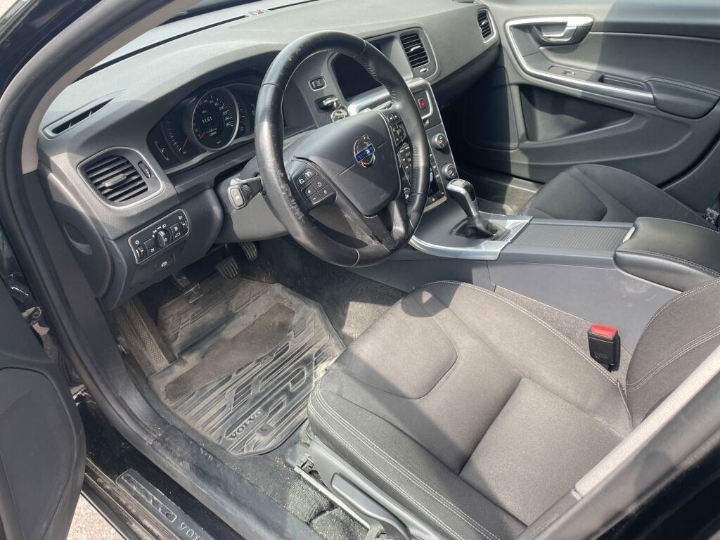 Volvo V60 2016 T3 Kinetic / Vetokoukku / Tutkat / Navigointi / Merkkihuollot