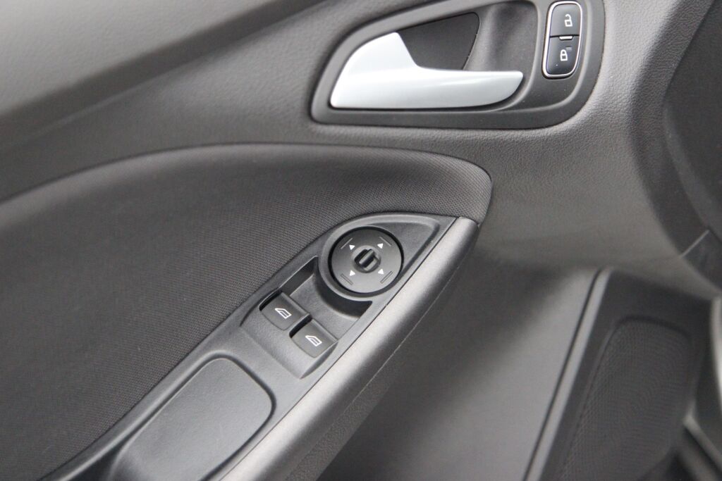 Ford Focus 2018 1,0 EcoBoost 125 hv Start/Stop M6 Edition 5-ovinen / 1-om. Suomiauto / Tutka / Lohko + sisä