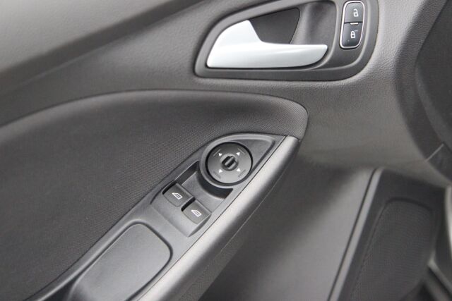 Ford Focus 2018 1,0 EcoBoost 125 hv Start/Stop M6 Edition 5-ovinen / 1-om. Suomiauto / Tutka / Lohko + sisä
