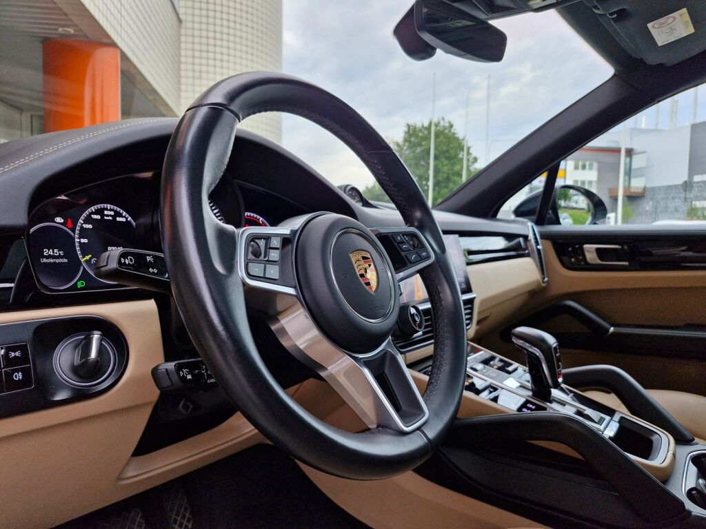 Porsche Cayenne 2020 E-Hybrid Advantage Package / Soft Close / HUD / 360 Kamera / Koukku / Panorama / Suomiauto / Uudet 22" Kesät / Acc / Bose