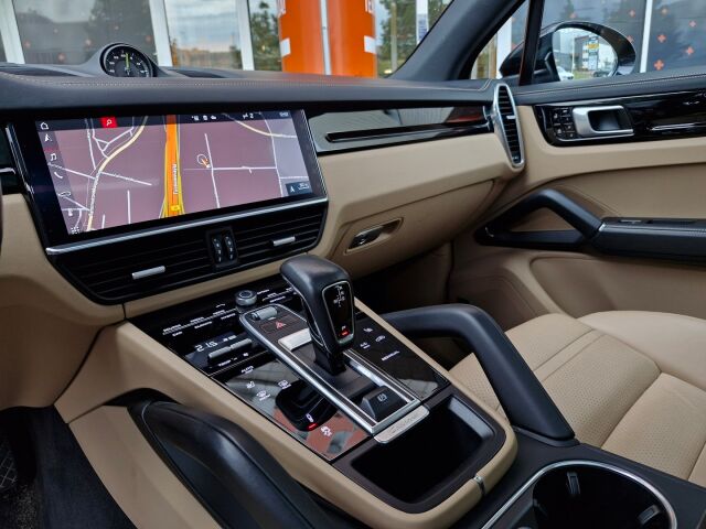 Porsche Cayenne 2020 E-Hybrid Advantage Package / Soft Close / HUD / 360 Kamera / Koukku / Panorama / Suomiauto / Uudet 22" Kesät / Acc / Bose