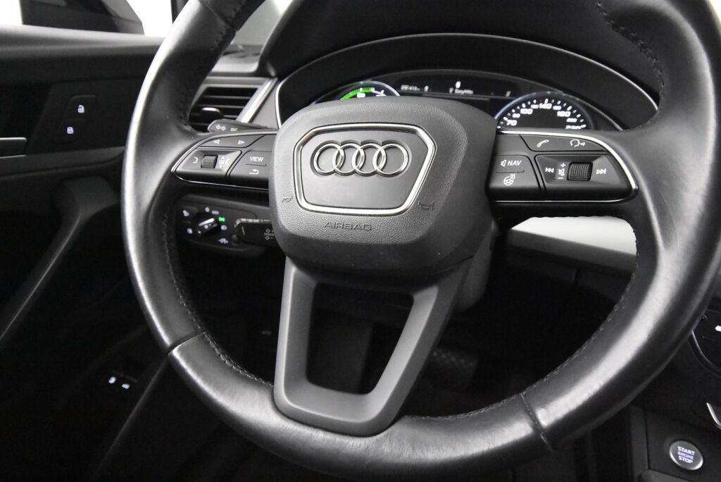 Audi Q5 2020 Launch Edition 55 TFSI e quattro S tronic / Keyles entry / Vakkari / Koukku / Tutkat /