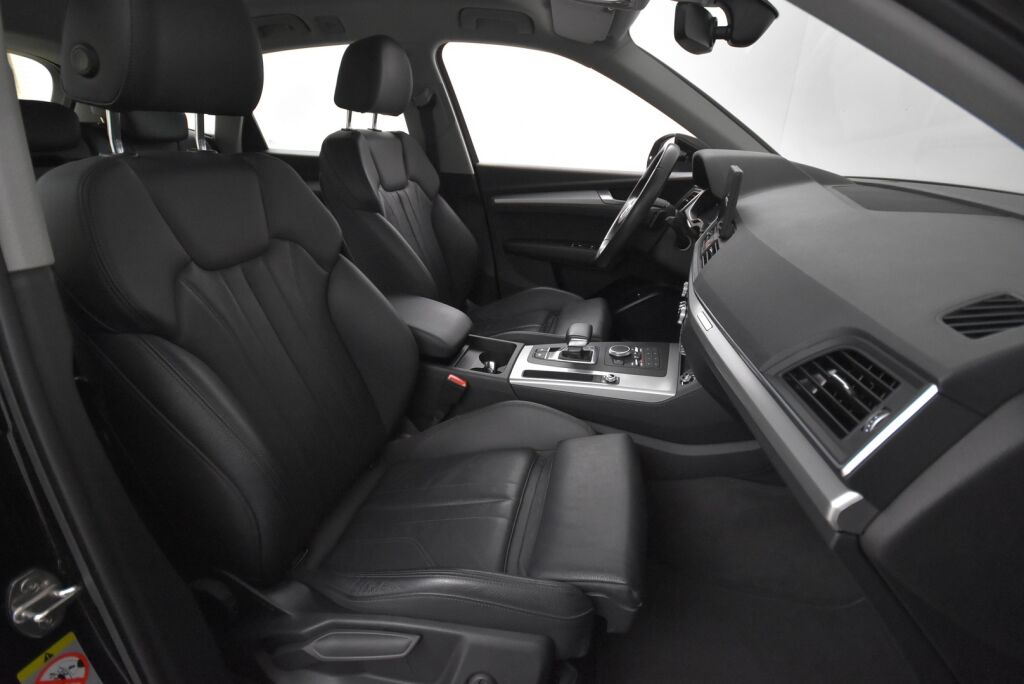 Audi Q5 2020 Launch Edition 55 TFSI e quattro S tronic / Keyles entry / Vakkari / Koukku / Tutkat /