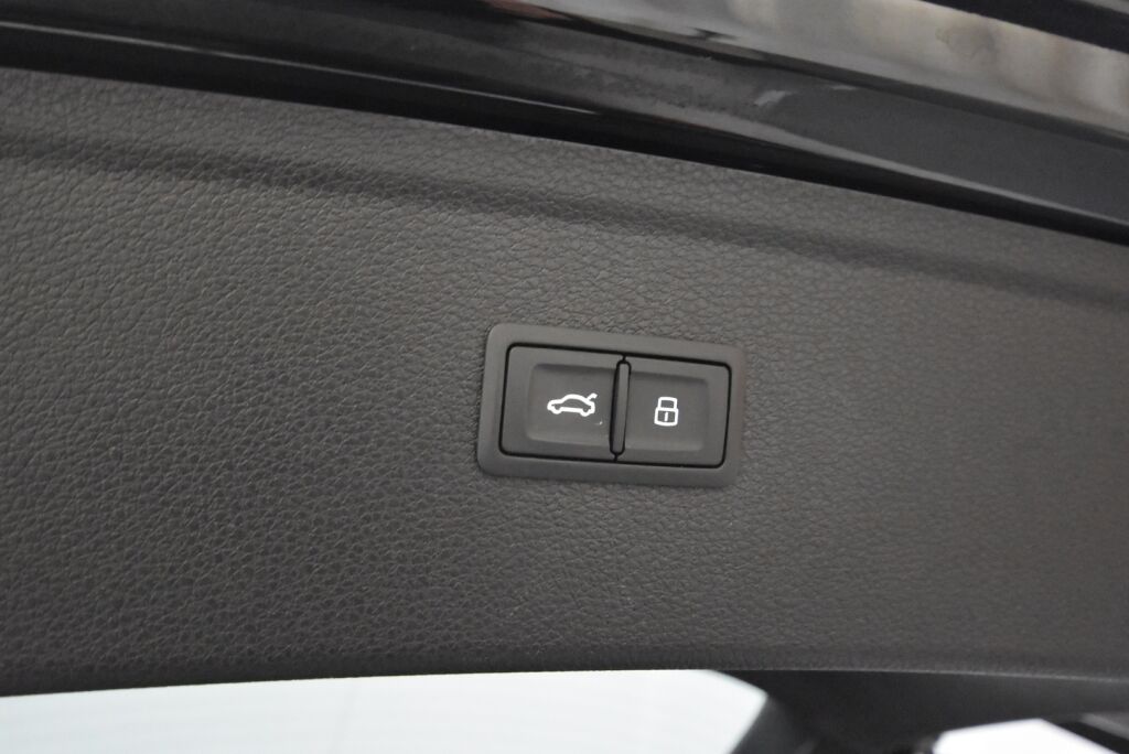 Audi Q5 2020 Launch Edition 55 TFSI e quattro S tronic / Keyles entry / Vakkari / Koukku / Tutkat /