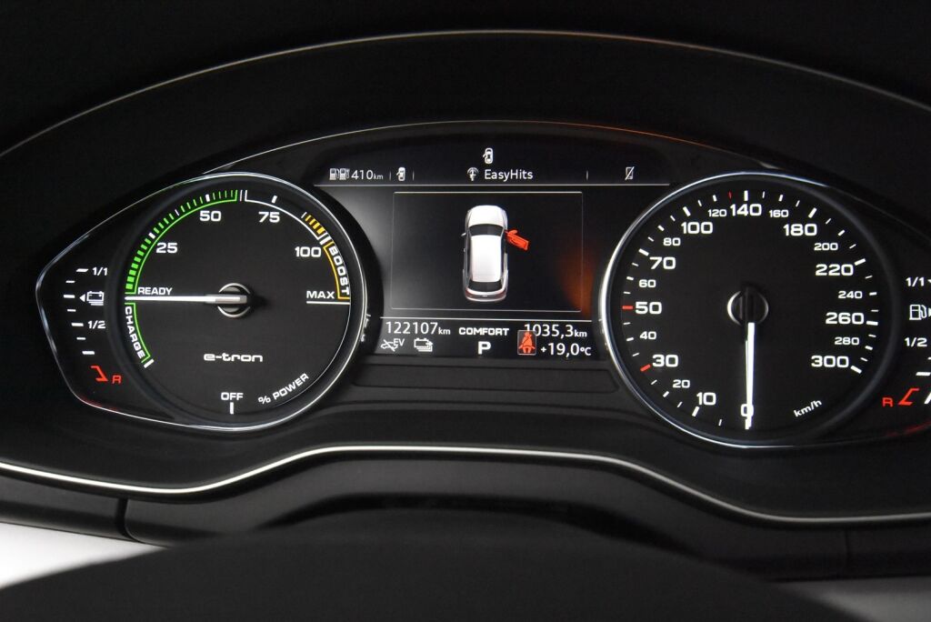 Audi Q5 2020 Launch Edition 55 TFSI e quattro S tronic / Keyles entry / Vakkari / Koukku / Tutkat /
