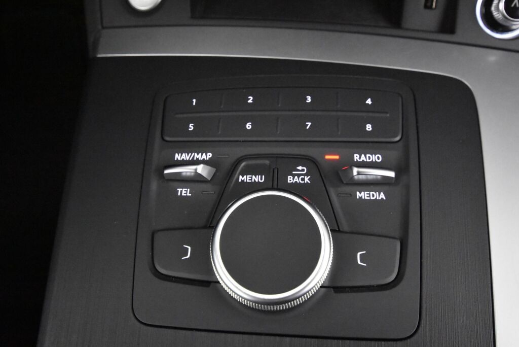 Audi Q5 2020 Launch Edition 55 TFSI e quattro S tronic / Keyles entry / Vakkari / Koukku / Tutkat /