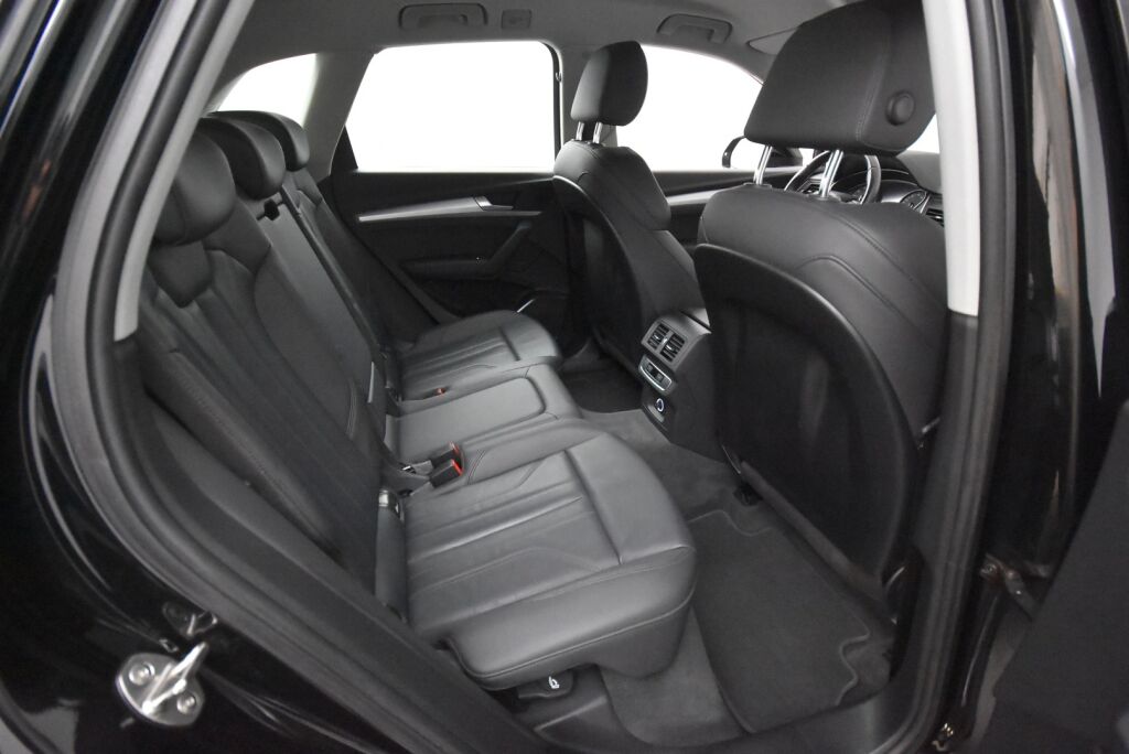 Audi Q5 2020 Launch Edition 55 TFSI e quattro S tronic / Keyles entry / Vakkari / Koukku / Tutkat /