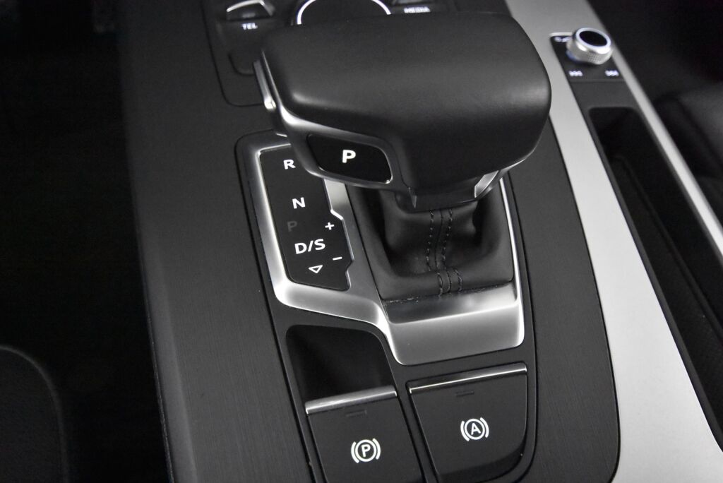 Audi Q5 2020 Launch Edition 55 TFSI e quattro S tronic / Keyles entry / Vakkari / Koukku / Tutkat /