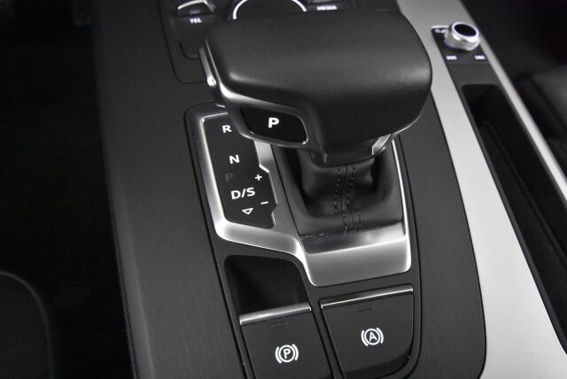 Audi Q5 2020 Launch Edition 55 TFSI e quattro S tronic / Keyles entry / Vakkari / Koukku / Tutkat /