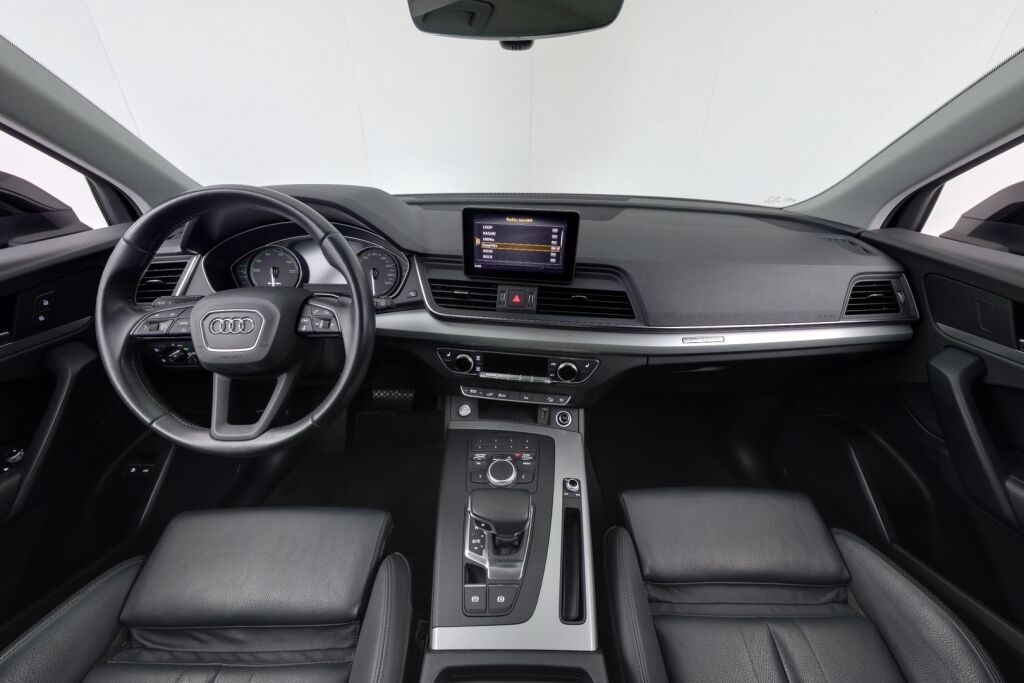 Audi Q5 2020 Launch Edition 55 TFSI e quattro S tronic / Keyles entry / Vakkari / Koukku / Tutkat /